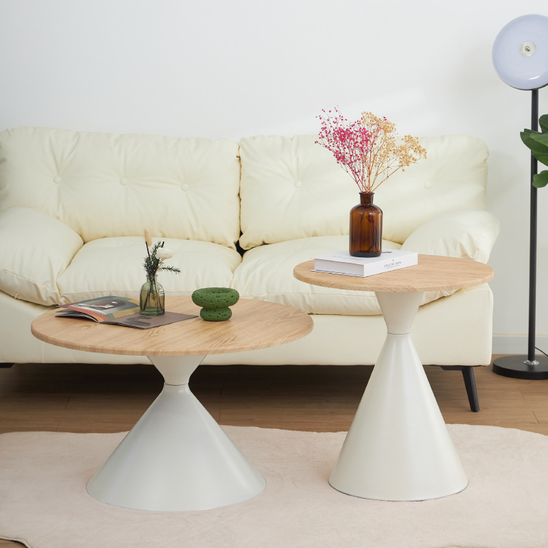 Tavolo color legno con piedini bianchi