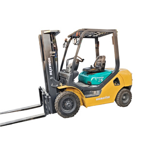 Montacargas Diésel Komatsu FD25 de Segunda Mano, 2.5 Toneladas, con Desplazador Lateral Hidráulico y Neumáticos Sólidos, en Buen Estado - Product Image 1