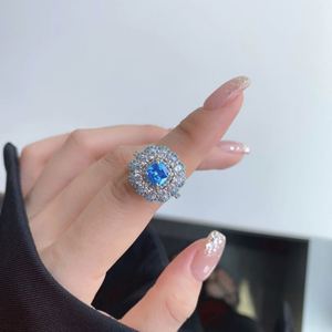 Anillo Dylam de la Colección Top End, Chapado en Rodio, Plata de Ley 925, con Diamantes Brillantes, Flor Azul Grande Cuadrada, Eternidad, Zirconia 5A - Product Image 5