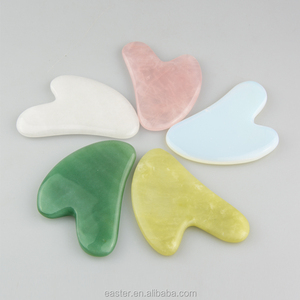 Vente en gros usine – Outil de massage facial <span class=keywords><strong>personnalisé</strong></span> en pierre de jade et quartz rose, plaque de massage en cristal en forme de cœur pour le Gua Sha - Product Image 3