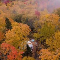 Luxuriöses Glamping-Kuppelzelt 9m für Outdoor-Partys und Nomaden-Camping auf Grasland mit werkseitig angepasster Vier-Jahreszeiten-Winddichtigkeit für Reisen