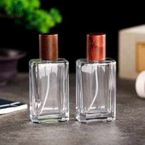 Nuevo Diseño de Botella de Spray de Vidrio Cuadrada y Gruesa de 30 ml, 50 ml y 100 ml con Tapa de Madera - Product Image 2