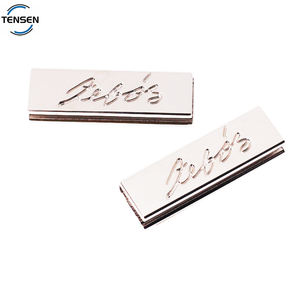 Clips en jean avec logo gravé personnalisé Étiquettes nominatives décoratives en alliage de zinc pour vêtement Clips de queue d'extrémité de vêtement de quincaillerie pour accessoire de veste - Product Image 3