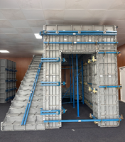 Système de coffrage en acier allié réglable et réutilisable, haute durabilité, pour la construction de murs, d'escaliers et de coulis en béton