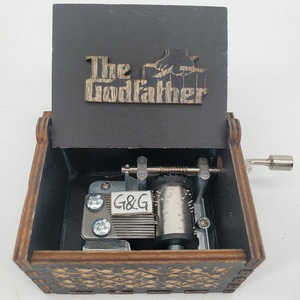 Carillon in Legno Personalizzato a Manovella con Tema Il Padrino per Ragazzi - Product Image 6
