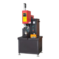 Machine de rivetage auto-sertissante pour tôles de châssis d'ascenseurs et de carrosseries de véhicules à énergie nouvelle, largement utilisée