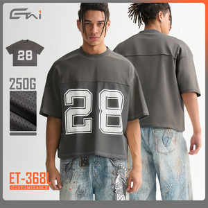 T-shirts de football surdimensionnés pour hommes avec logo personnalisé, style streetwear ample et court avec motif de lettres en maille - Product Image 1
