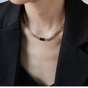 Collier en acier inoxydable plaqué or 24 carats anti-ternissement avec pierre en zircon taille émeraude, cadeau unisexe - Product Image 6