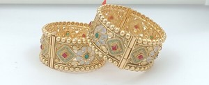 Brazalete de Oro Antiguo de Primera Calidad DIVYORO con Incrustaciones de Piedras Verdes y Rubíes, Joyería Étnica Hecha a Mano para Novias - Product Image 3