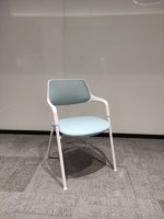 Chaise à accoudoirs en plastique PP blanc empilable pour l'école, la formation, la restauration et l'hôtellerie