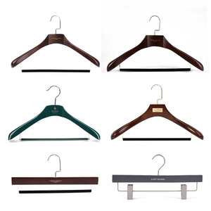 DL0889 <span class=keywords><strong>Grucce</strong></span> per Abiti di <span class=keywords><strong>Lusso</strong></span> Extra Larghe in Legno Anticato Personalizzate, Gruccia per Completi con Barra in Velluto per Esposizione in Negozio - Product Image 5