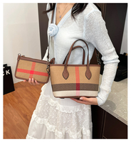Tas Tote Clutch Wanita PU Bergaya Elegan Bertekstur Motif Kotak-kotak Minimalis Edisi Musim Panas 2026 dengan Lapisan Poliester.