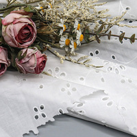 Vente chaude populaire oeillet fleur broderie pur coton tissu pour robe d'été