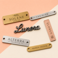 Étiquette de marque en émail dur, logo métallique pour vêtements, chaussures, sacs à main, parfums, plaque métallique en époxy, échantillon rapide, fourniture personnalisée de qualité supérieure