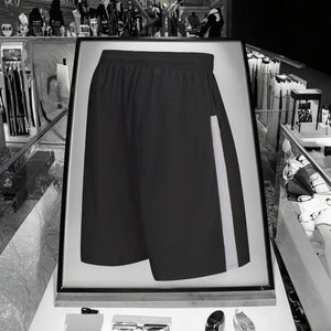 Shorts de sport décontractés en maille unie de qualité supérieure pour hommes, taille mi-haute, coupe ajustée pour l'entraînement HIIT et la musculation - Product Image 3
