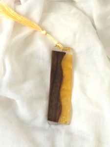 Marcadores de páginas únicos creados con resina artesanal y marcapáginas de madera para lectores y escritores - Product Image 4