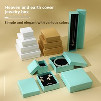 Boîte à bijoux carrée avec couvercle et plateau, en stock, directement de l'usine, avec doublure en éponge et estampage, pour le rangement des bagues, bracelets, boucles d'oreilles et colliers