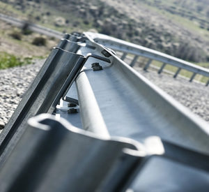 Barrière de sécurité routière en W robuste, galvanisée, certifiée SASO, pour la sécurité des autoroutes en Arabie Saoudite - Product Image 1