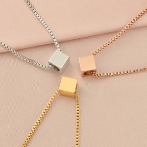 Nouveauté 2024 : Collier pendentif cube en acier inoxydable poli miroir, anti-ternissement, plaqué or, style chaînes tendance, vente en gros - Product Image 3
