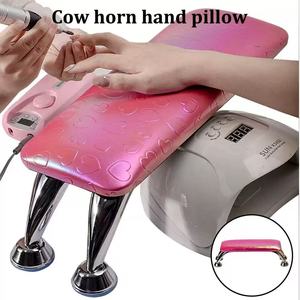 Coussin de manucure pliable rose en forme de cœur, coussin de manucure en plastique pouvant contenir des lampes à ongles, pour usage en salon de manucure. - Product Image 1