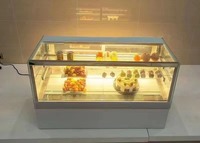 Vitrine à mini-gâteaux de boulangerie moderne avec éclairage LED, porte coulissante en verre et refroidissement par ventilateur