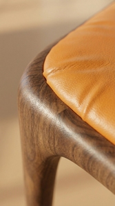 Chaise de salle à manger classique nordique, structure en bois massif, siège rembourré en cuir, dossier incurvé pour la maison, l'hôtel, le restaurant PISANO - Product Image 5