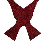 Nouveauté en gros de Chine : Nœud papillon pour homme 100% soie, imprimé numérique, rouge sang, réglable et détachable, à nouer soi-même