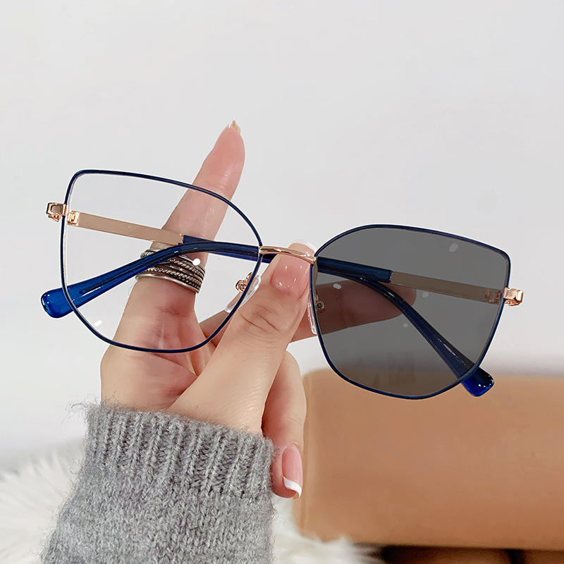 Novelties 2024 Fashion Luxury Glasses Women Cateye Metal Frame UV400  Photochromic Anti Blue Light Glasses