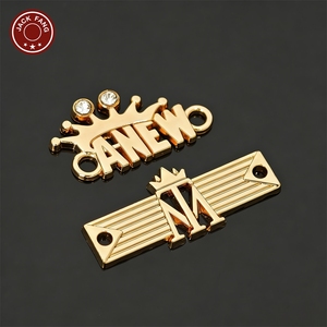 Étiquettes personnalisées en métal 3D avec logo en relief JACK FANG pour vêtements, avec bord découpé au laser et finition plaquée. - Product Image 5