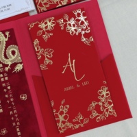 Ensemble d'invitations de mariage de luxe rouge à trois volets, motif floral personnalisé en feuille d'or Dragon Phénix, carte d'invitation bilingue anglais-chinois