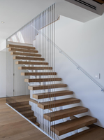 Escalier moderne intérieur à monopoutre avec marches en bois massif et balustrade pleine hauteur à barres LED pour appartements, hôtels, villas