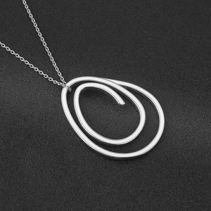 Collier statement pour femme avec grand pendentif double cercle, longue chaîne pour pull, en argent et or, avec pendentifs en forme de cœur, de sport et de chauve-souris - Product Image 3