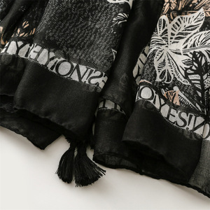 ファッショナブルなネイビーブルーブラックリーフ柄ビーチウェアスカーフショールコットンボイル生地プリントトライバルタッセルBohoスカーフ女性 - Product Image 3