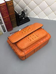 Exquisito bolso de mano de cuero naranja, lujoso bolso de noche para dama con diseño retro de piel de cocodrilo. - Product Image 4