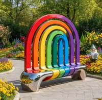 Banc en forme d'arche arc-en-ciel personnalisé pour parcs d'attractions et aires de jeux |   Sièges d'extérieur vibrants avec structure en acier