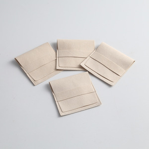 Pochette à bijoux en microfibre de velours personnalisée avec rabat et matelassage pour le rangement et l'emballage des bagues et des accessoires - Product Image 2
