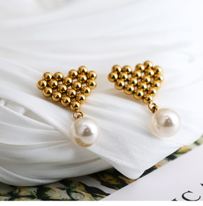 Boucles d'oreilles pendantes géométriques à grappe de perles |   Acier inoxydable plaqué or 18 carats PVD, motifs losanges et cœurs avec perle pour femmes - Product Image 6