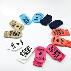 si puede leer esto traer vino de regalo-recién nacido bebé ducha regalo-4 pares unisex Anti-skid citar calcetines - Product Image 1