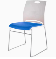 Chaise de formation empilable en plastique ventilé avec dossier rembourré et structure en acier pour conférences, bureaux, écoles, séminaires et événements