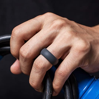 Nouveaux modèles de bagues de mariage en silicone avec logo personnalisé pour hommes vente à chaud