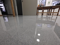 Nouvelles tendances Peinture époxy à base de sable coloré Revêtement liquide Auto-nivelant Effet marbre Résistant à la corrosion Peinture industrielle pour sols