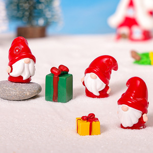 Mini figurines de Noël rouges, adorables nains de Noël en résine, ornements pour décorations de village de Noël, artisanat DIY et cadeaux - Product Image 5