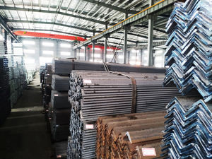 Barre d'angle en acier laminé à chaud Q235 conforme à la norme ASTM, traitement personnalisé pour <span class=keywords><strong>les</strong></span> résidences modernes, <span class=keywords><strong>les</strong></span> structures en acier, <span class=keywords><strong>les</strong></span> bâtiments d'usines - Product Image 4