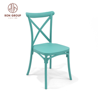 Chaise de salle à manger de mariage en résine plastique PP de haute qualité, mobilier moderne pour hôtel, chaise à dossier croisé avec coussin moelleux pour les événements de villa
