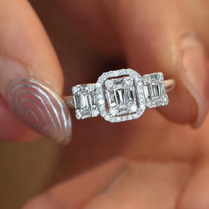 Anello di Fidanzamento da Donna in Oro Bianco con Diamante Taglio Smeraldo Naturale Colore D e Diamanti Laterali - Product Image 2