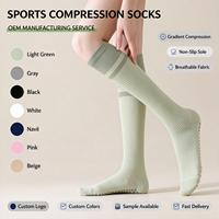 Chaussettes de compression sportives pour femmes, antidérapantes, longues, à compression pour le mollet, pour le yoga, la course à pied, le cyclisme, bicolores