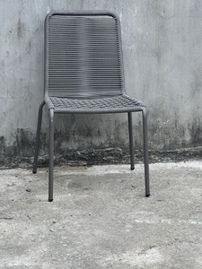 Chaise empilable beige en corde tressée, chaise empilable avec structure métallique et corde en rotin, chaise de salle à manger à vendre - Product Image 1