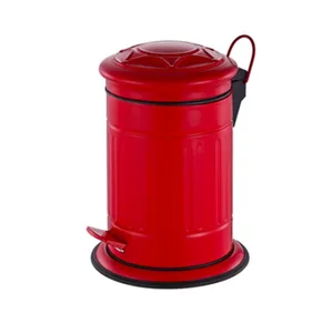Красивый красный ящик для мусора с педалью