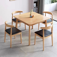 Table à manger carrée en bois massif, design nordique simple et moderne, idéale pour les petits appartements, les réunions à domicile et les négociations.