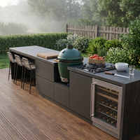 Îlot de cuisine extérieur en acier inoxydable OEM avec grill Kamado, porte vitrée, réfrigérateur, évier, robinet, finition noire pour villa au bord de la piscine